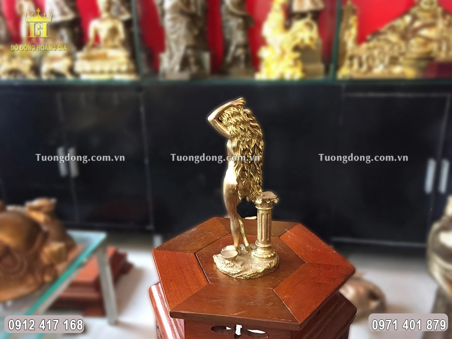 Hình ảnh phía sau của bức tượng đồng